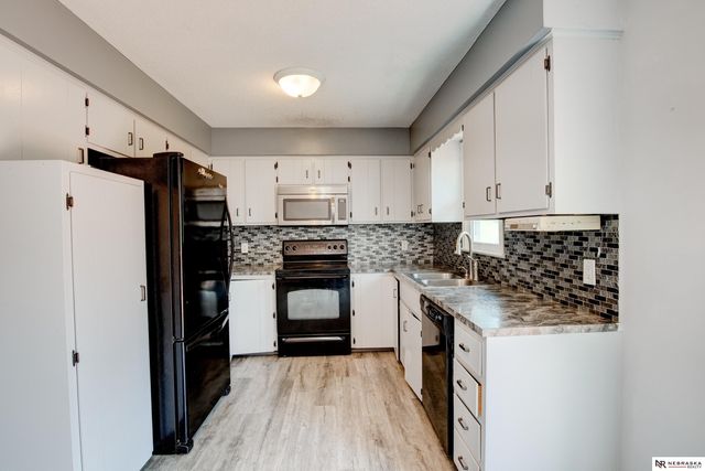 9411 Manderson Street, Omaha, NE 68134