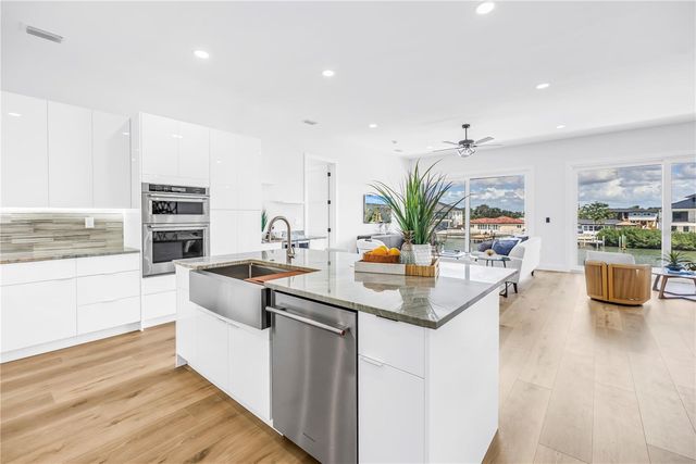 7957 2ND AVENUE S, St Petersburg, FL 33707