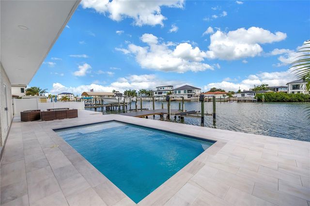 7957 2ND AVENUE S, St Petersburg, FL 33707