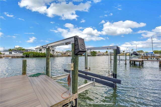 7957 2ND AVENUE S, St Petersburg, FL 33707