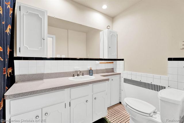 22627 Brookdale Street, Farmington, MI 48336