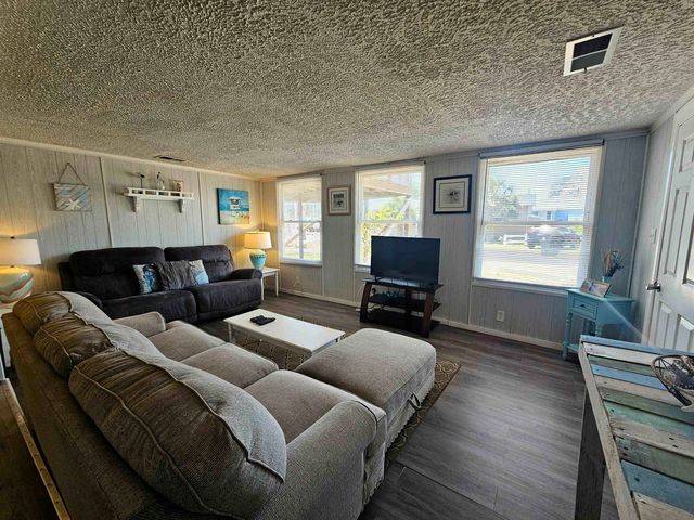 1942 Kingfisher Dr., Surfside Beach, SC 29575