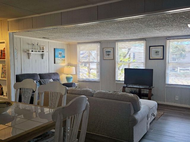 1942 Kingfisher Dr., Surfside Beach, SC 29575