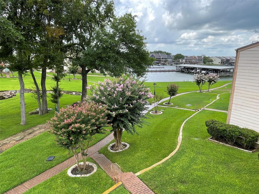 Image 22 of property listing at 203 Lakeview Terrace G, Montgomery, TX 77356