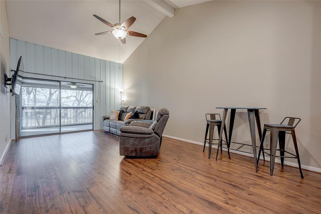 Image 3 of property listing at 203 Lakeview Terrace G, Montgomery, TX 77356