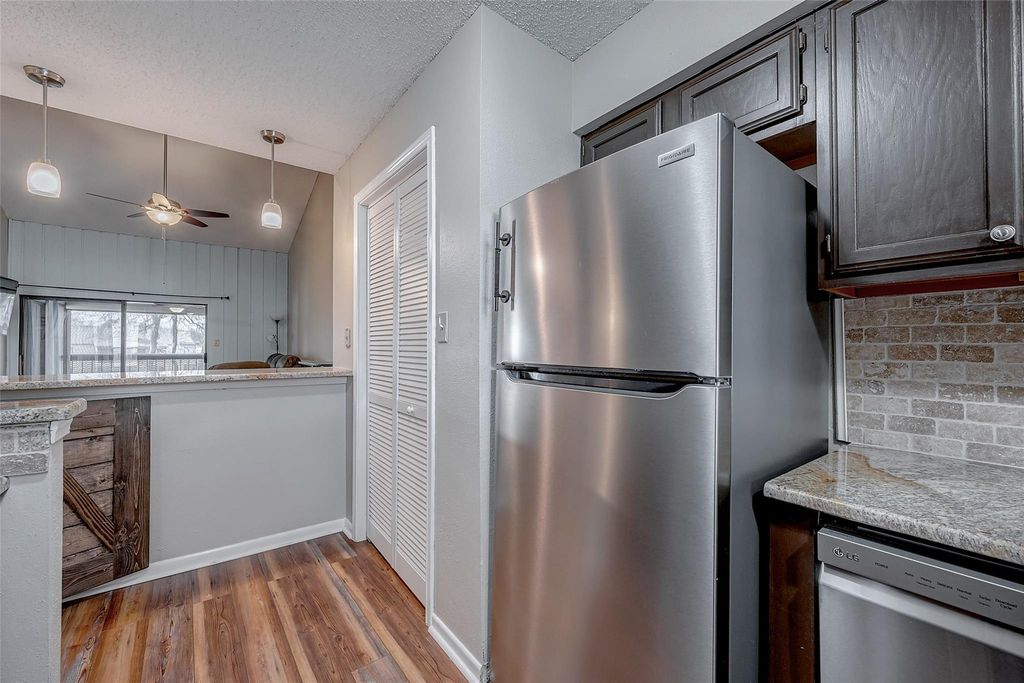 Image 7 of property listing at 203 Lakeview Terrace G, Montgomery, TX 77356