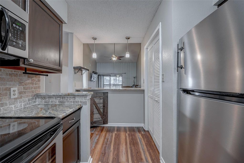 Image 8 of property listing at 203 Lakeview Terrace G, Montgomery, TX 77356