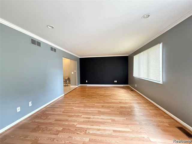 8334 Mckinley, Center Line, MI 48015