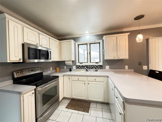 8334 Mckinley, Center Line, MI 48015