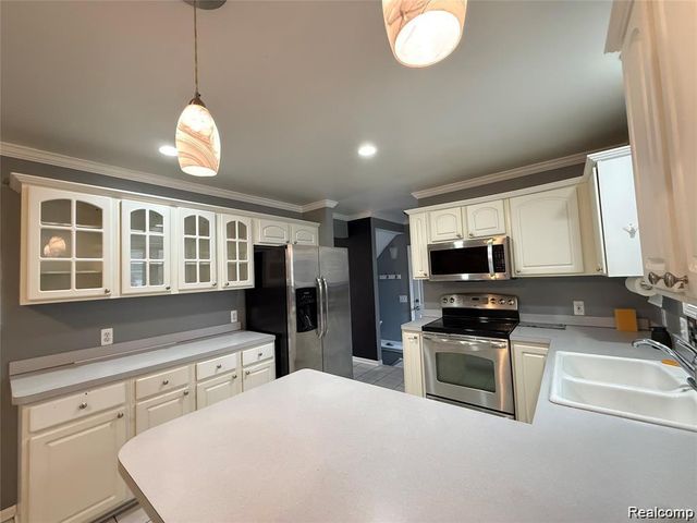 8334 Mckinley, Center Line, MI 48015