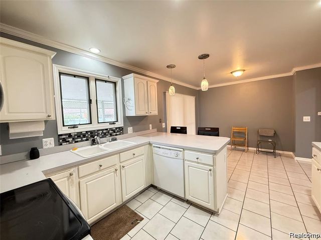 8334 Mckinley, Center Line, MI 48015