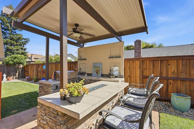 8904 Royal Gate Way, Elk Grove, CA 95624