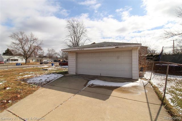 25815 Midway Street, Dearborn Heights, MI 48127
