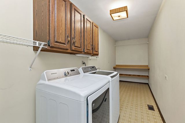 1105 Beach Comber Drive, Schaumburg, IL 60193