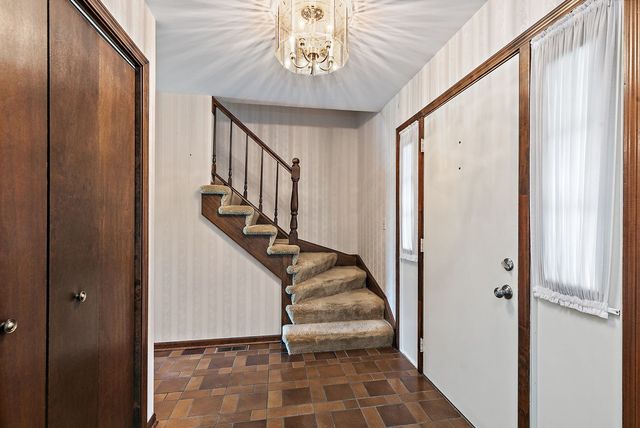 1105 Beach Comber Drive, Schaumburg, IL 60193