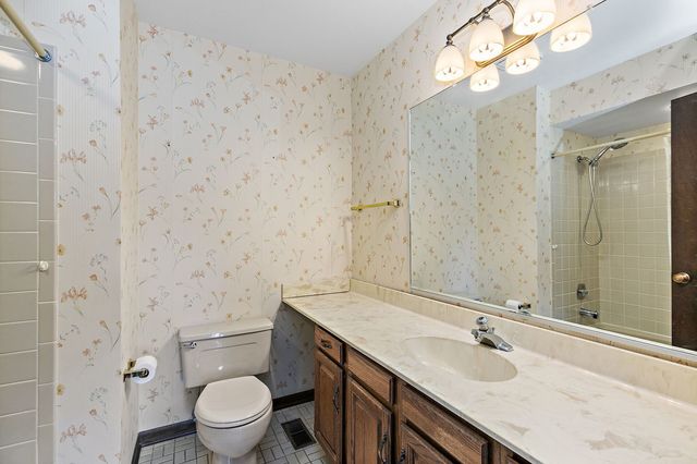 1105 Beach Comber Drive, Schaumburg, IL 60193