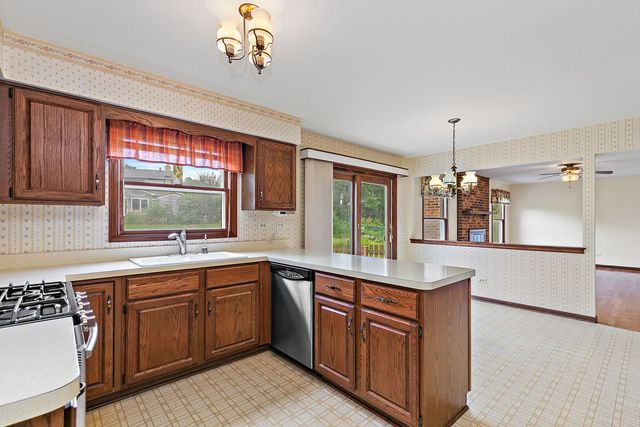 1105 Beach Comber Drive, Schaumburg, IL 60193