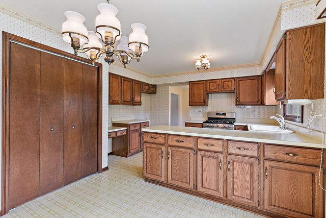 1105 Beach Comber Drive, Schaumburg, IL 60193