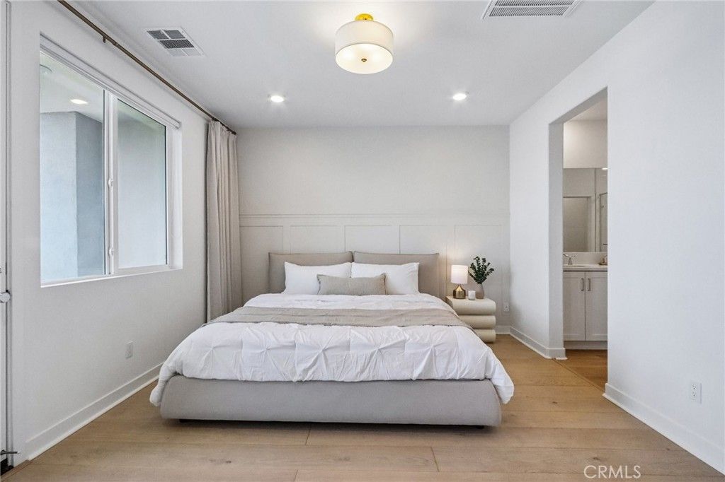 Image 12 of property listing at 275 Sash, Irvine, CA 92618