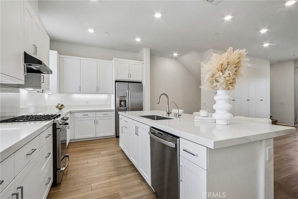 Image 9 of property listing at 275 Sash, Irvine, CA 92618