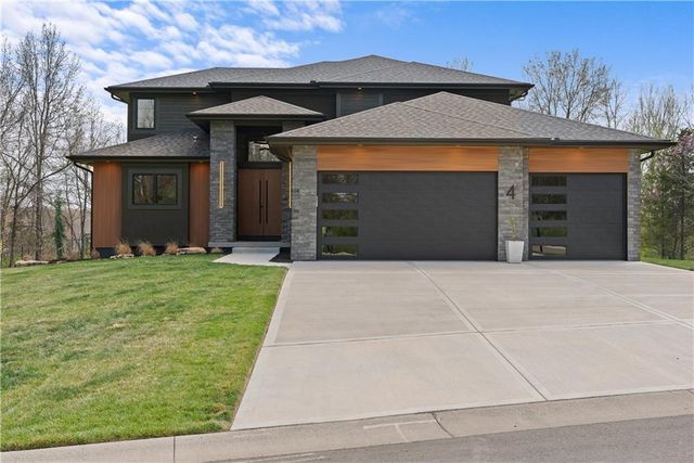 4 Broken Arrow Court, Lake Winnebago, MO 64034