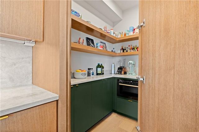 4 Broken Arrow Court, Lake Winnebago, MO 64034