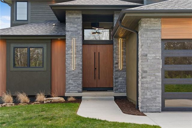 4 Broken Arrow Court, Lake Winnebago, MO 64034