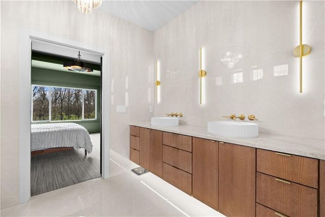 4 Broken Arrow Court, Lake Winnebago, MO 64034