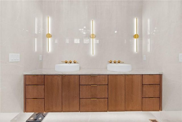 4 Broken Arrow Court, Lake Winnebago, MO 64034