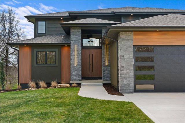 4 Broken Arrow Court, Lake Winnebago, MO 64034