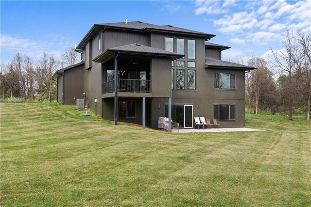 4 Broken Arrow Court, Lake Winnebago, MO 64034