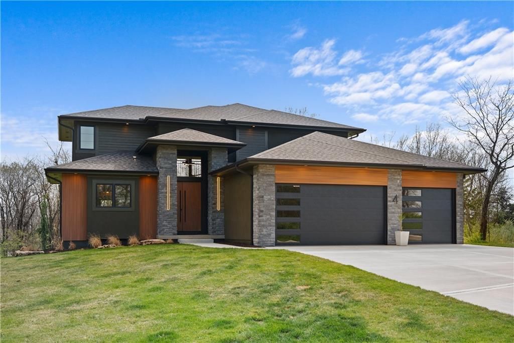 4 Broken Arrow Court, Lake Winnebago, MO 64034