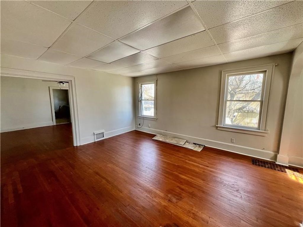 Image 2 of property listing at 225-227 E Garfield Ave, New Castle, PA 16105