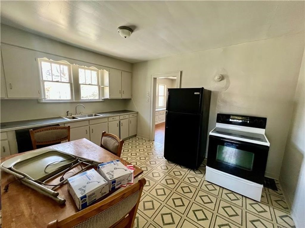Image 4 of property listing at 225-227 E Garfield Ave, New Castle, PA 16105
