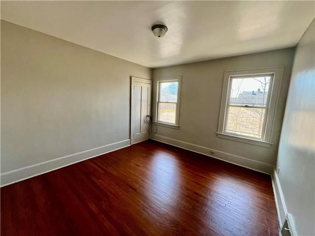 Image 5 of property listing at 225-227 E Garfield Ave, New Castle, PA 16105