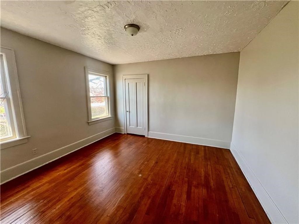 Image 6 of property listing at 225-227 E Garfield Ave, New Castle, PA 16105