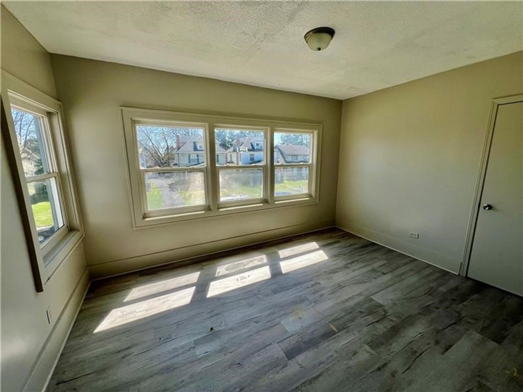 Image 7 of property listing at 225-227 E Garfield Ave, New Castle, PA 16105