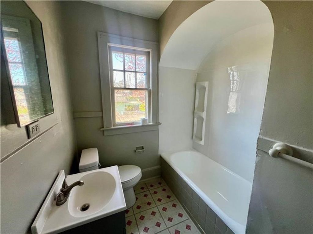 Image 8 of property listing at 225-227 E Garfield Ave, New Castle, PA 16105
