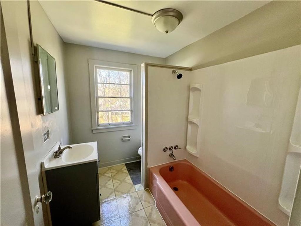 Image 9 of property listing at 225-227 E Garfield Ave, New Castle, PA 16105