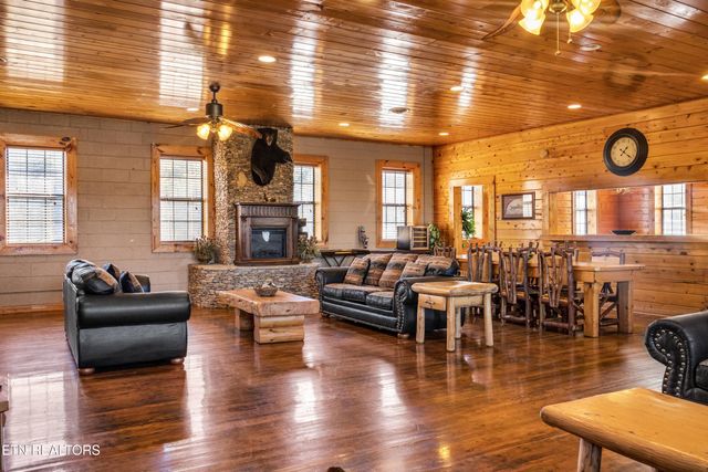 301 School St, Tellico Plains, TN 37385