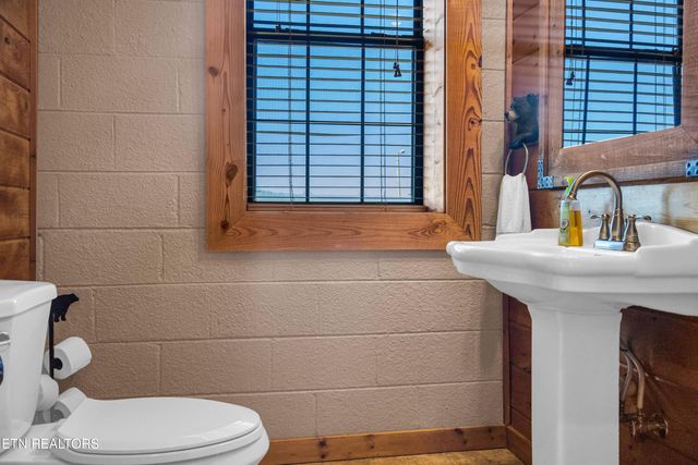 301 School St, Tellico Plains, TN 37385