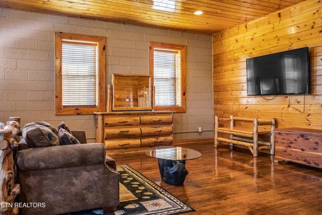 301 School St, Tellico Plains, TN 37385