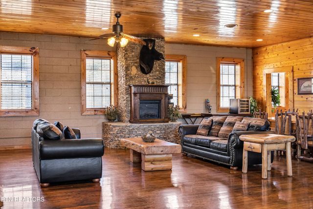 301 School St, Tellico Plains, TN 37385