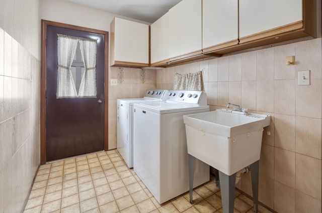 1274 Biscayne Drive, Elk Grove Village, IL 60007