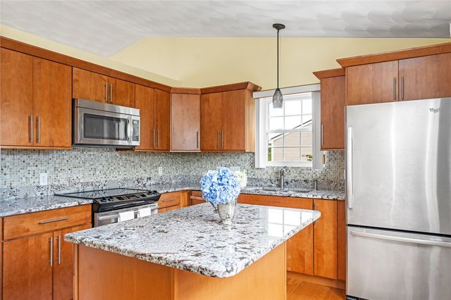 39 President Drive, Narragansett, RI 02882