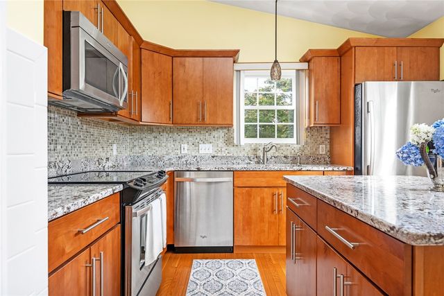 39 President Drive, Narragansett, RI 02882
