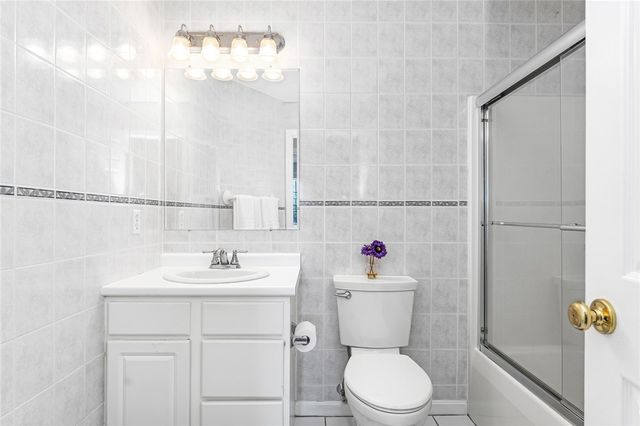 39 President Drive, Narragansett, RI 02882