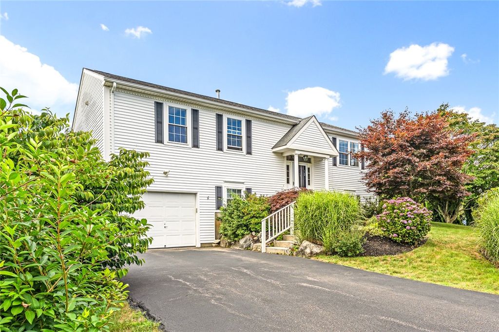 39 President Drive, Narragansett, RI 02882