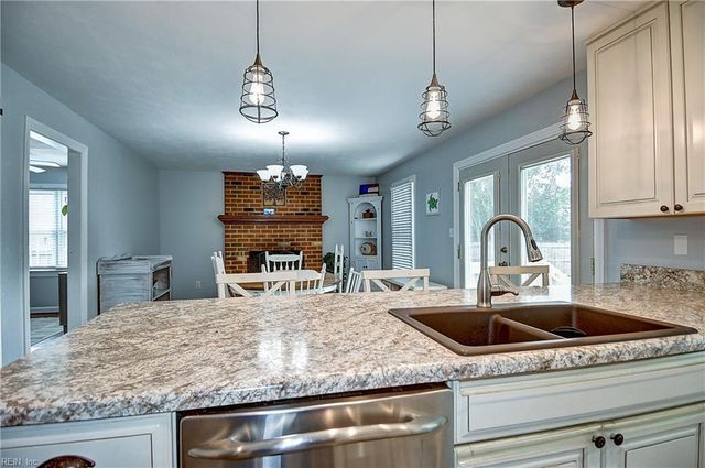 901 Lela LN, Chesapeake, VA 23322