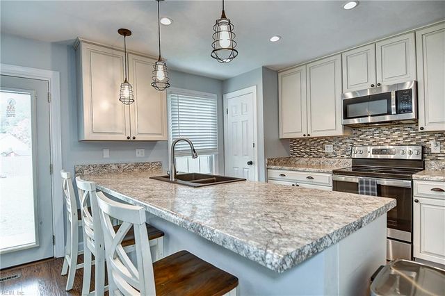 901 Lela LN, Chesapeake, VA 23322